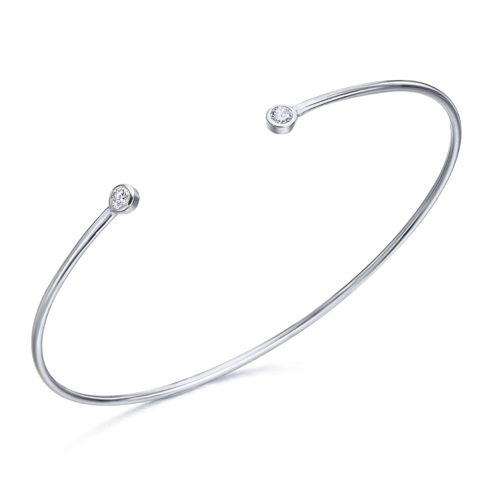 Slave bracelet in white gold with diamonds at the ends.