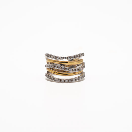 Anel com curvas em ouro amarelo, branco e diamantes