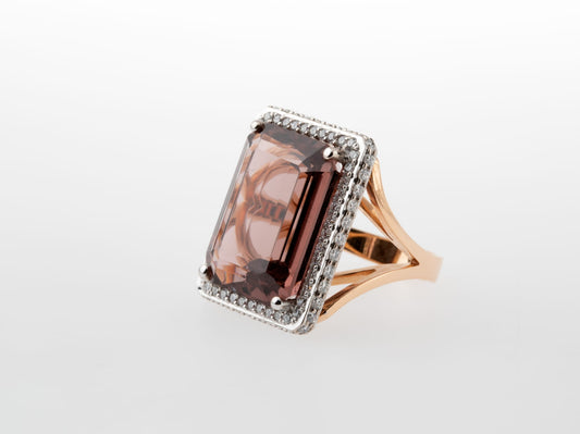 Anel Imperador em ouro, diamantes e turmalina rosa central