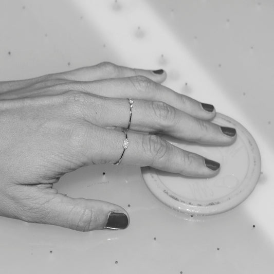Anel folha em ouro branco e diamantes