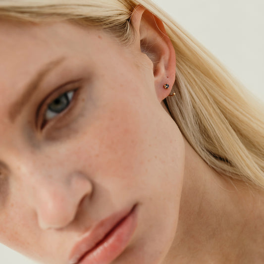 Earrings in gold and black spinel.