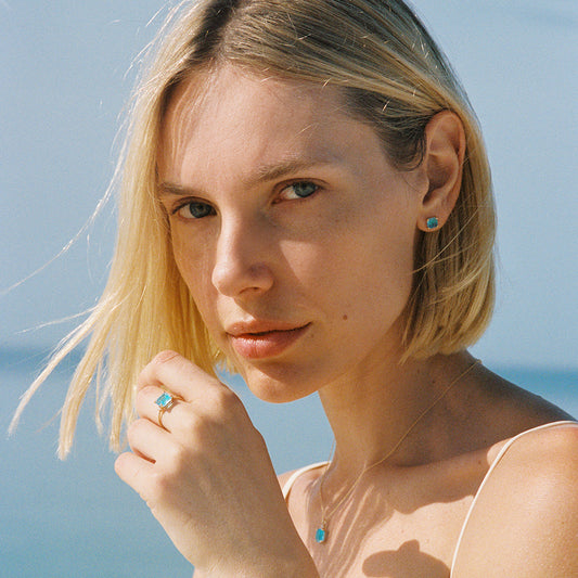 Earrings in gold and blue topaz.
