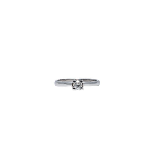 Solitaire ring in white gold