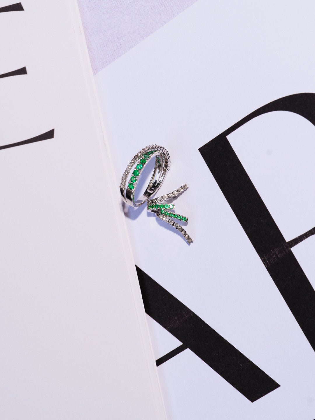 Anel em ouro branco, diamantes e esmeraldas