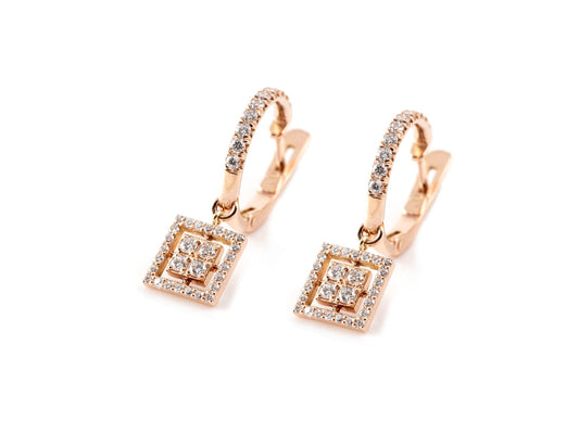 Brincos modelo argola em ouro e quadrado de diamantes