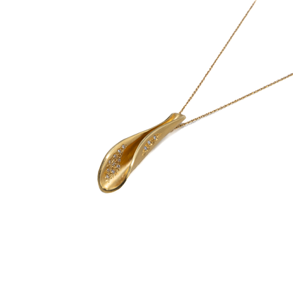 Wave necklace in gold and diamonds.