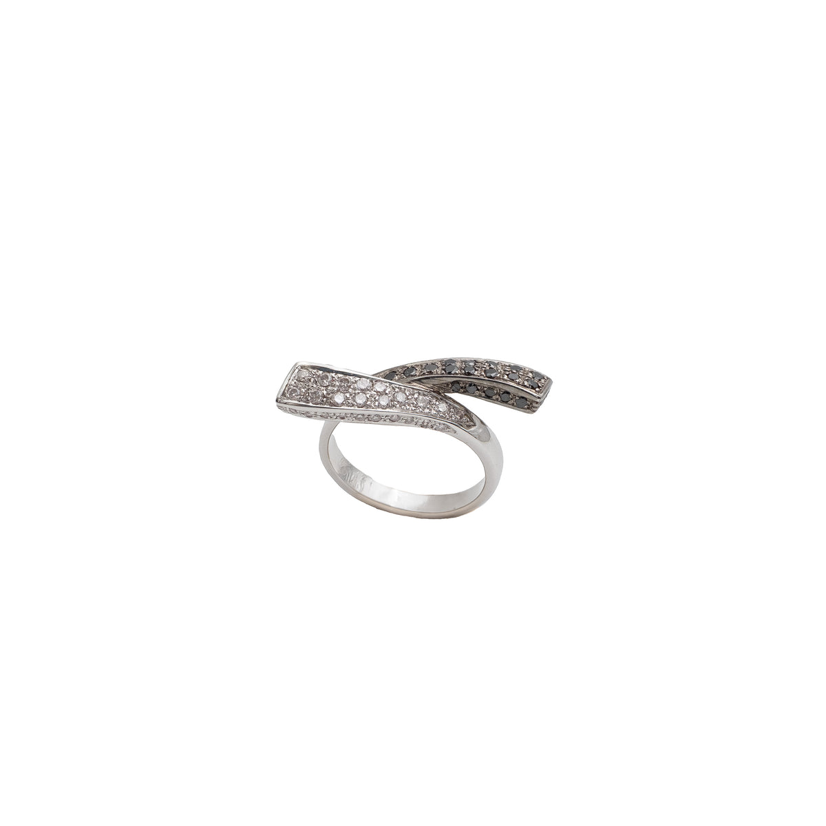 Anel em ouro branco, com diamantes negros e brancos