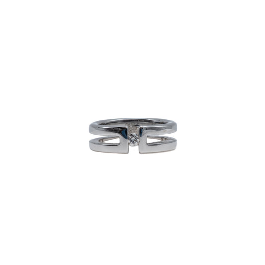 Anel em ouro branco, com um diamante no centro