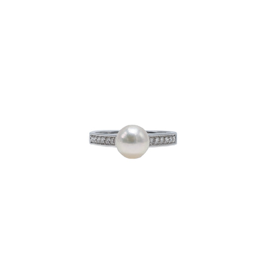 Solitaire ring in white gold, central pearl and diamonds on the band.
