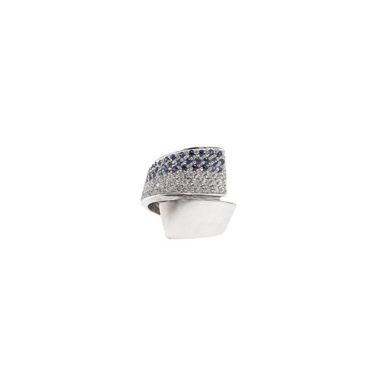 Anel espiral em ouro branco, diamantes e safiras azul