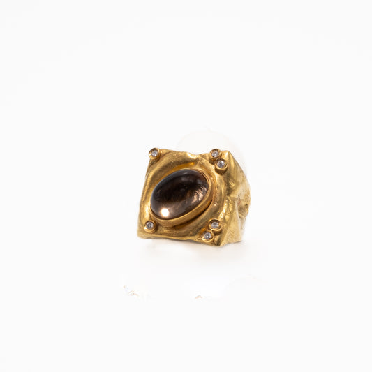 Quartz ring in gold and diamonds.