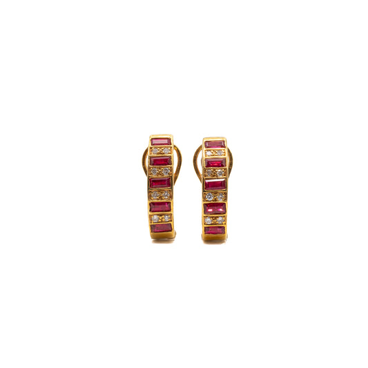 Brincos modelo argola em ouro, rubis e diamantes