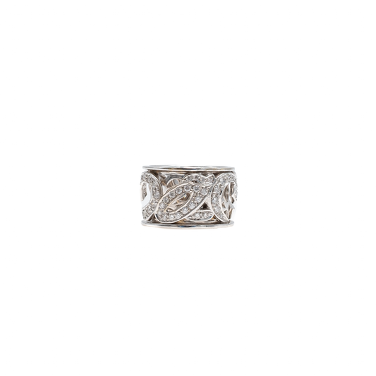Anel em ouro branco e palavra "mamã" em diamantes