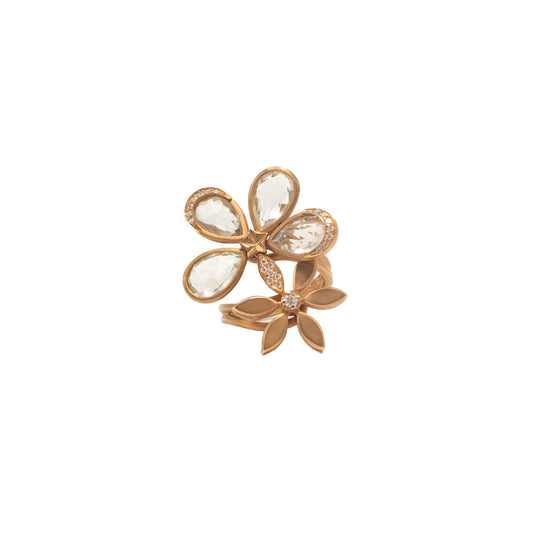 Flower ring in gold, diamonds and topaz.