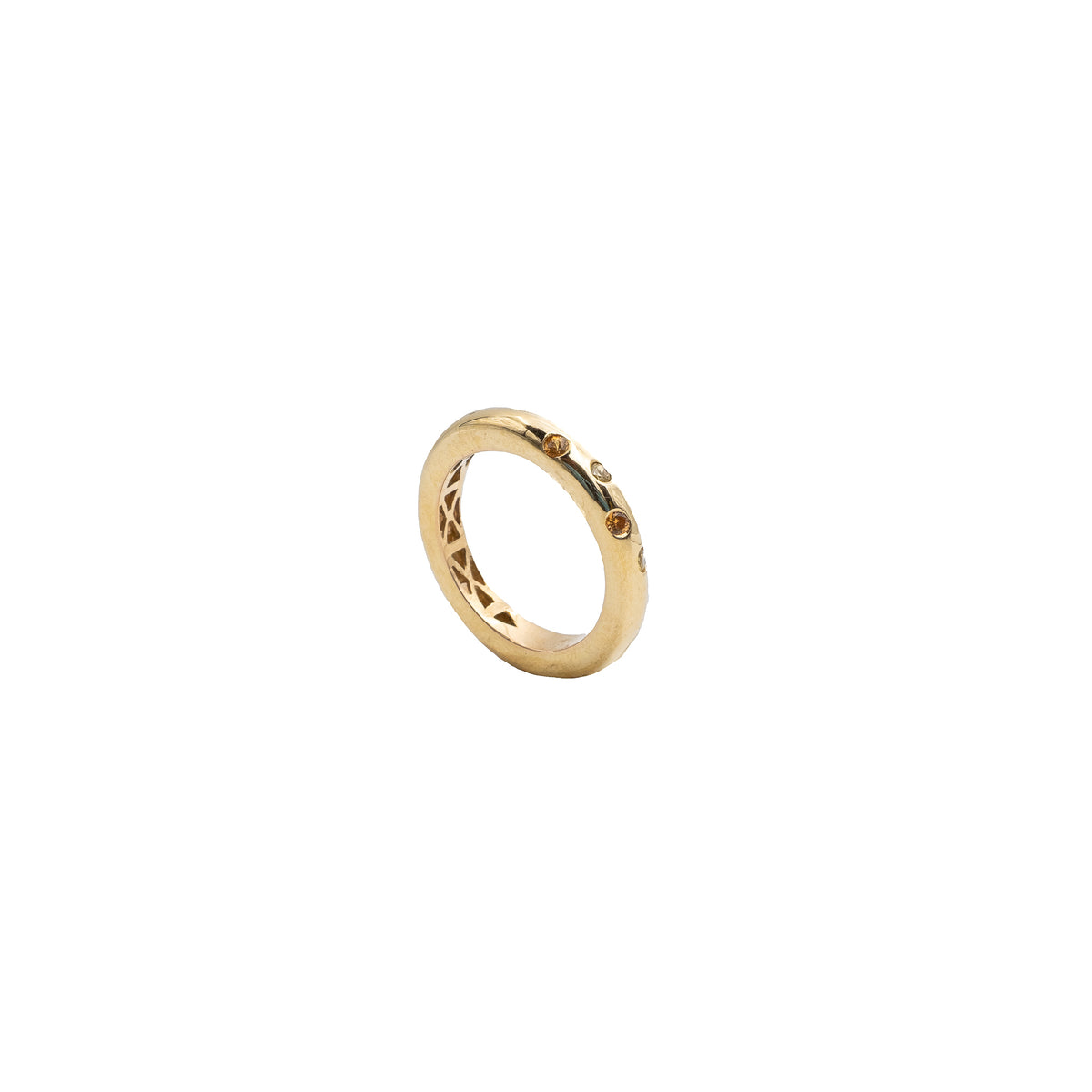 Wedding band in gold and yellow and orange sapphires.