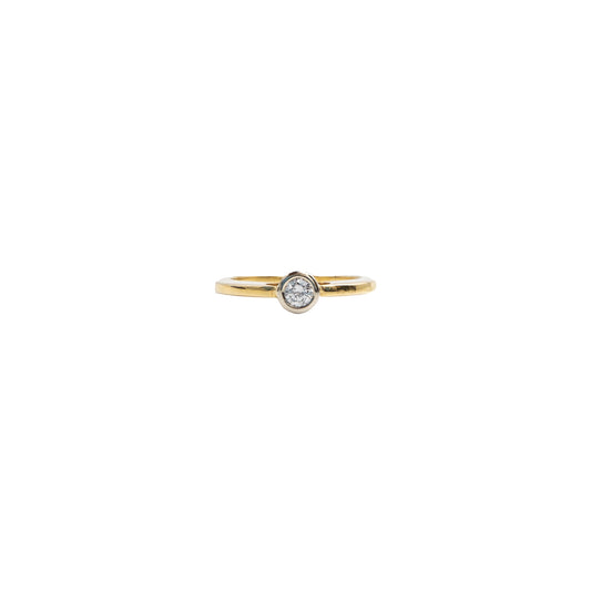 Aliança solitário em ouro e diamante elevado