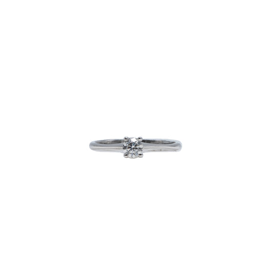 Solitaire ring in white gold