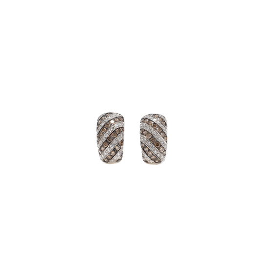 Brincos modelo argola em ouro branco e diamantes brancos e castanhos